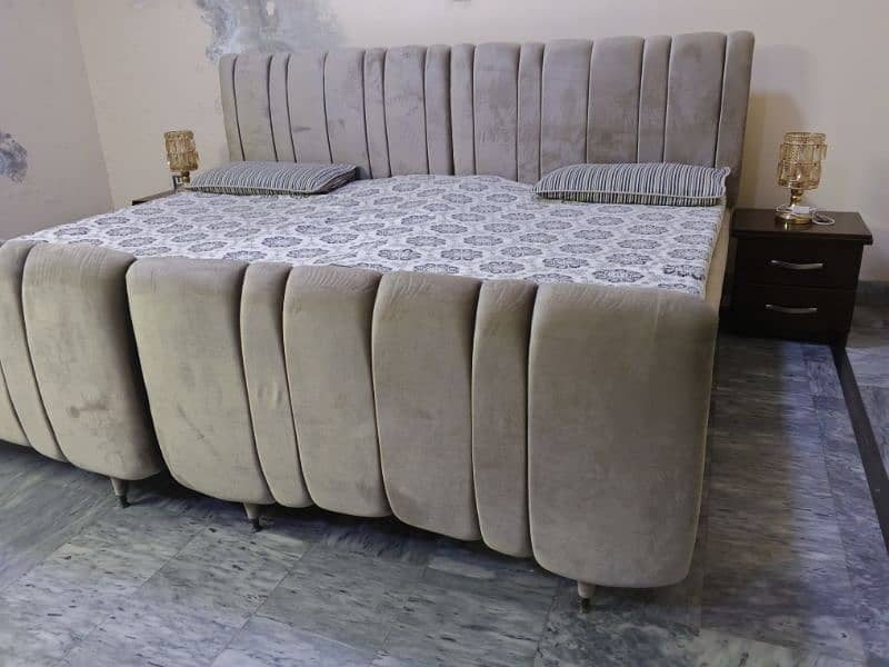 2 single beds 2 side tables 1
