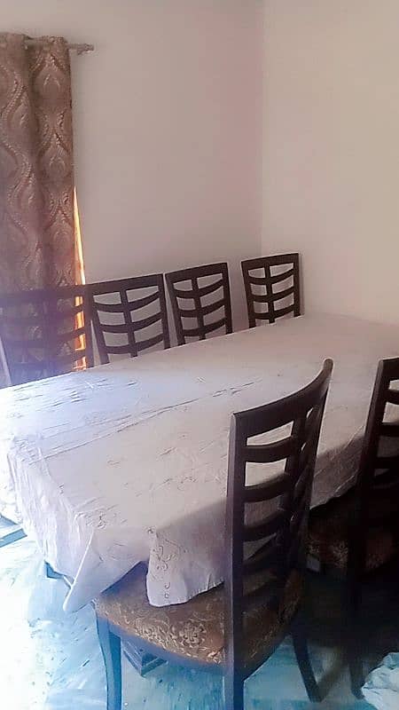 A table with 8 chairs in 10/10 condition 1