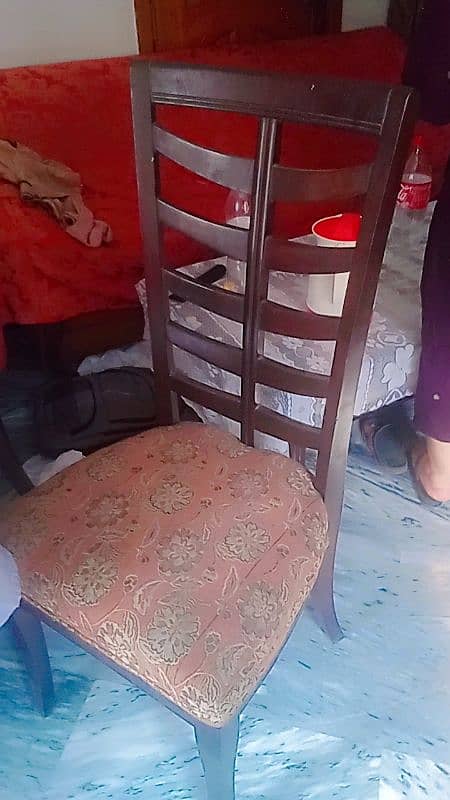 A table with 8 chairs in 10/10 condition 0