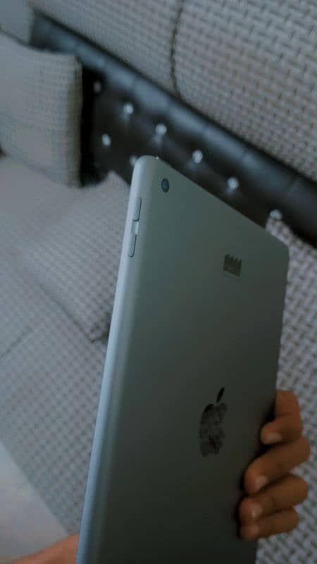 Ipad 6 generation Lush Condition 4