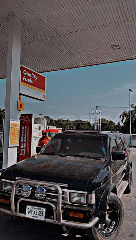 Nissan SUV 4x4 path fainder 1