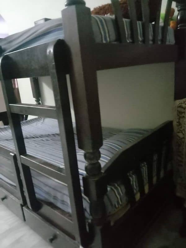 urgently sale my bunker bed that also converted into single bed. 1