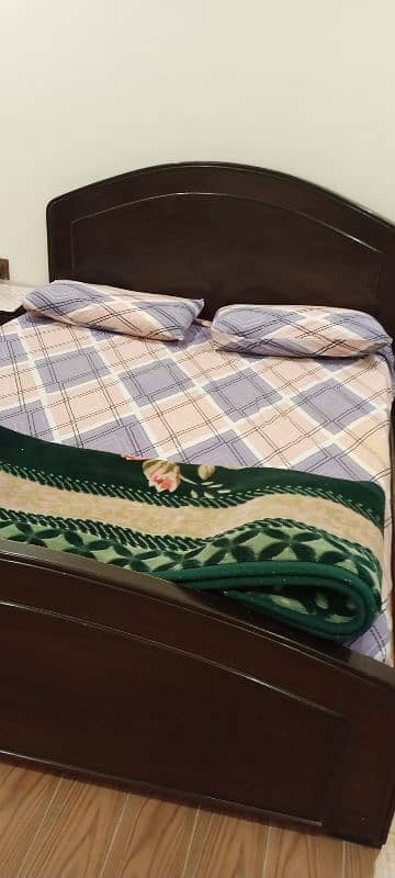 queen bed with side tables 7