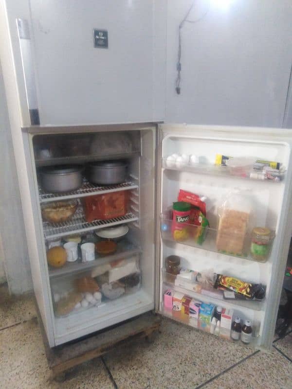 DAWALANCEC FULL SIZE NO FROST FRIDGE phone no. 0313.577. 88 48 3
