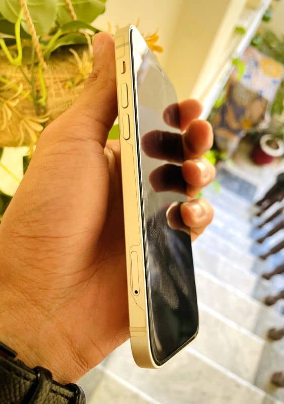 Apple iPhone 12 - 64GB - White 11