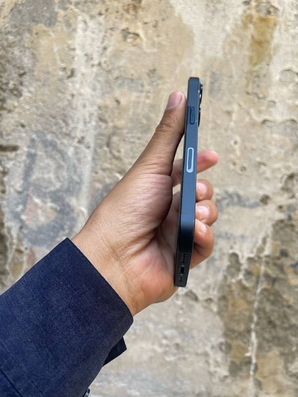 iPhone 13 like new with box 0