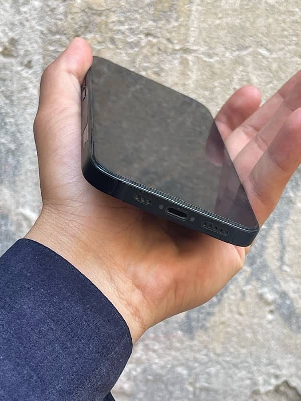 iPhone 13 like new with box 4