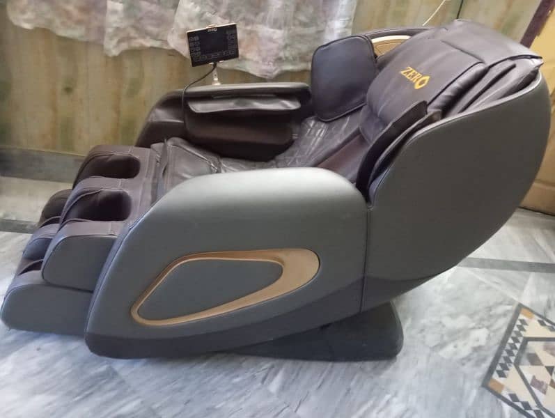 Massage Chair Beyond wellness | Recliner| Zero Gravity| 2