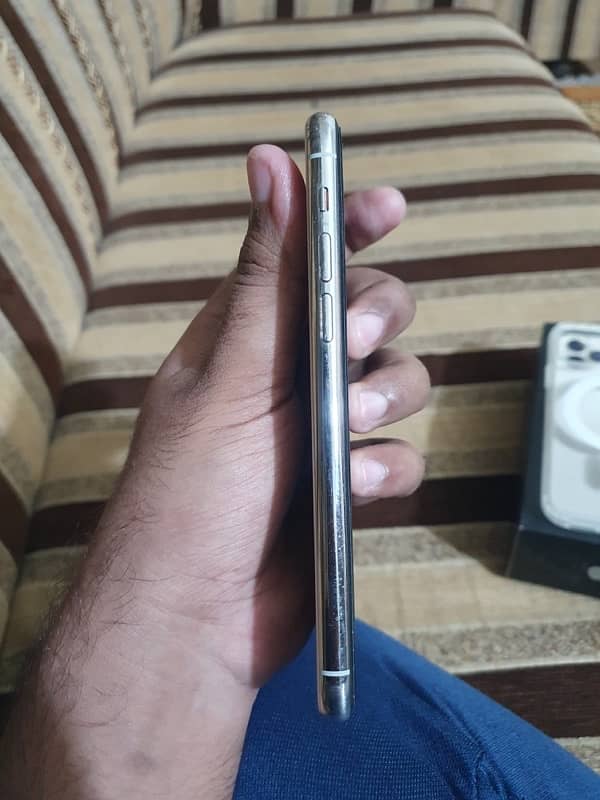 iPhone 11 pro 256GB Factory Unlock with box 4