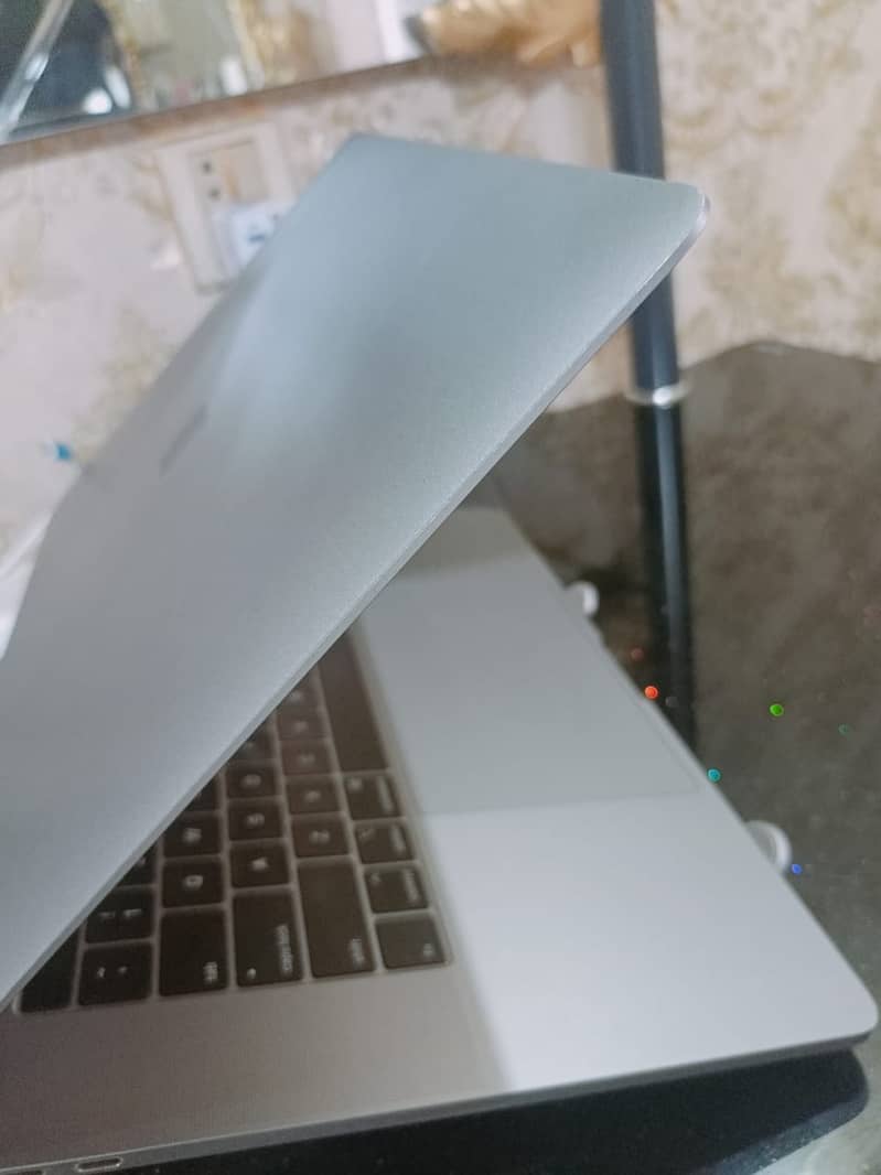 Apple MacBook Pro 15.4-Inch (2018) – Intel Core i7, 16GB RAM, 256GB SS 7