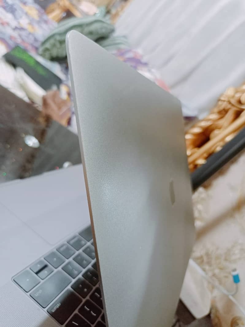 Apple MacBook Pro 15.4-Inch (2018) – Intel Core i7, 16GB RAM, 256GB SS 8