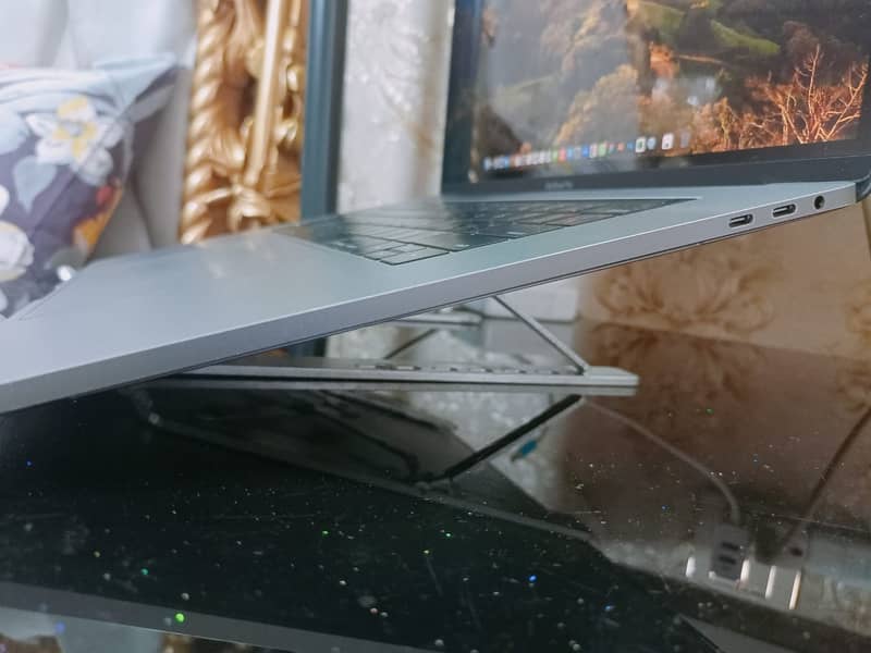 Apple MacBook Pro 15.4-Inch (2018) – Intel Core i7, 16GB RAM, 256GB SS 9