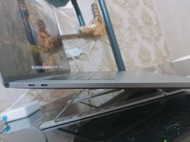 Apple MacBook Pro 15.4-Inch (2018) – Intel Core i7, 16GB RAM, 256GB SS 12