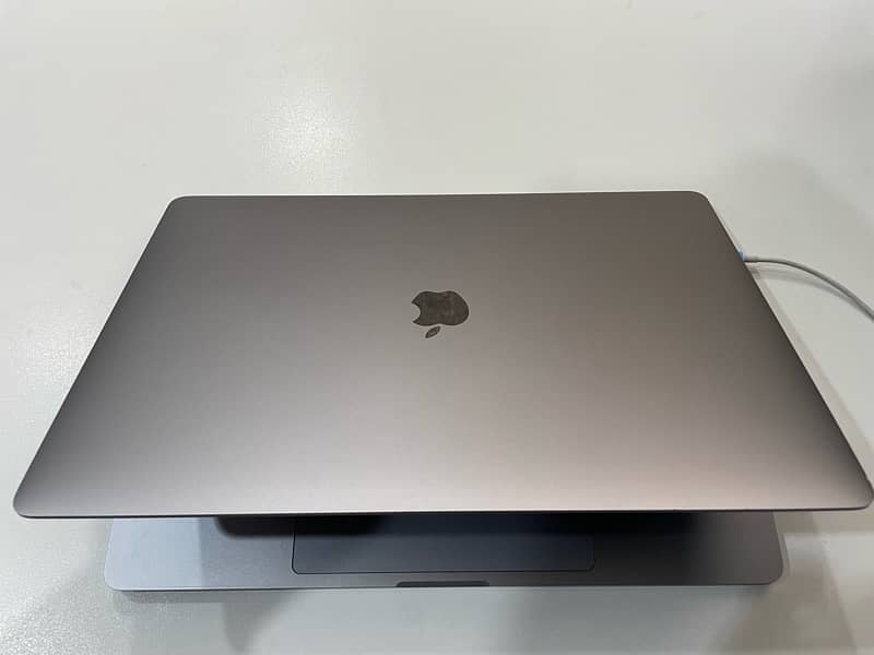 Macbook pro 2019 with touch panel 32gb-512gb 3