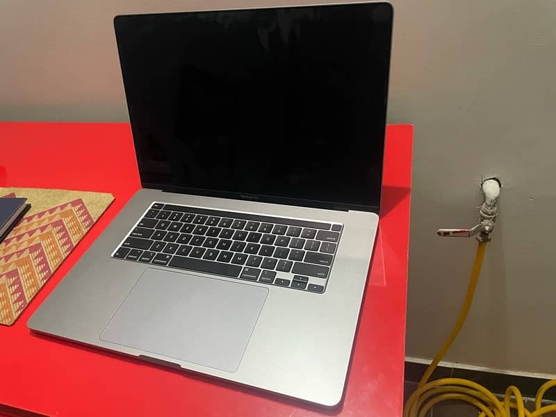 Macbook pro 2019 with touch panel 32gb-512gb 4