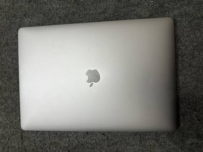MacBook Pro 2017, 15 Inches, 16/1TB, 4GB Graphics Card 1
