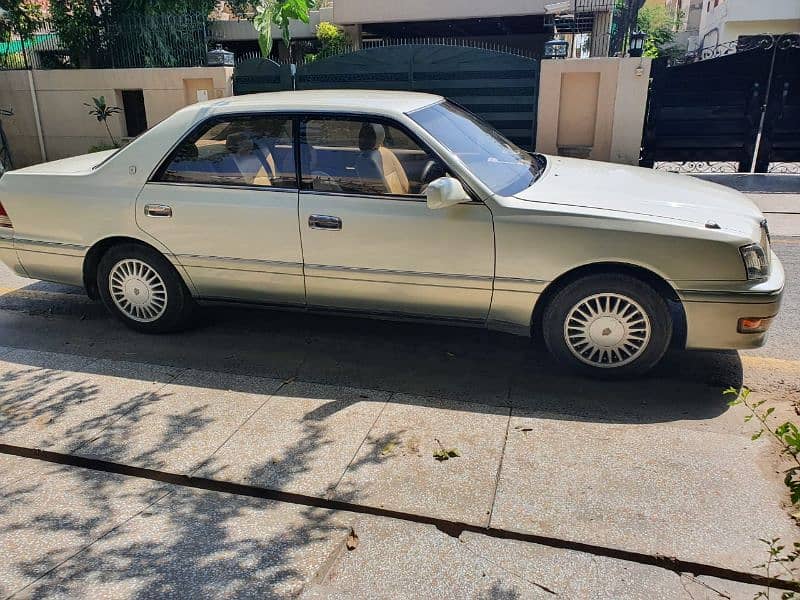 Diesel automatic Toyota Crown. WhatsApp msg pls. 4