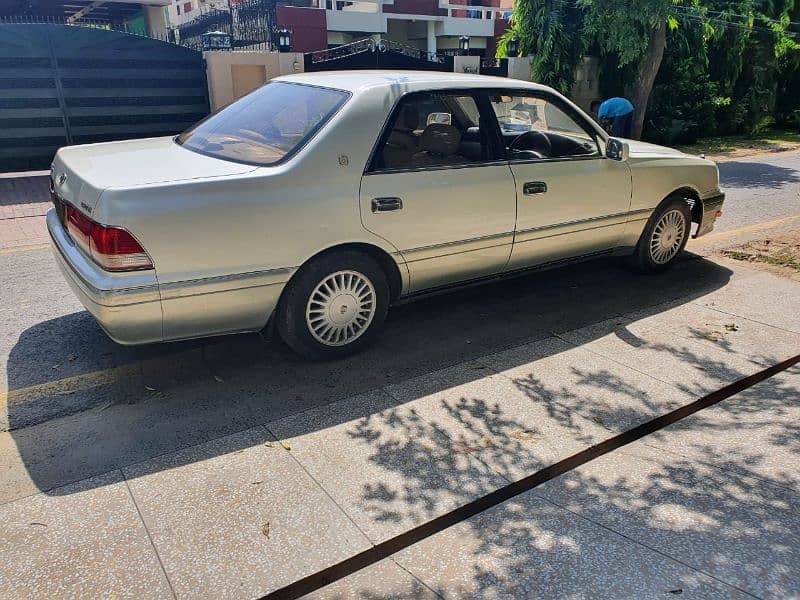 Diesel automatic Toyota Crown. WhatsApp msg pls. 5