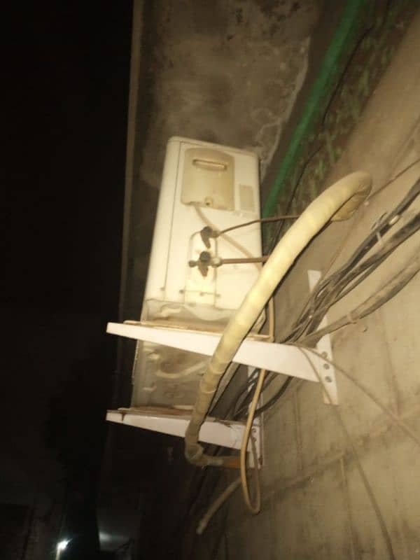 LG 1.5 ton ac for sale in perfect running condition chill cooling 2