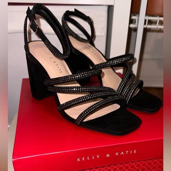 40 size fits to 39 aswel every shoe have different prices 1
