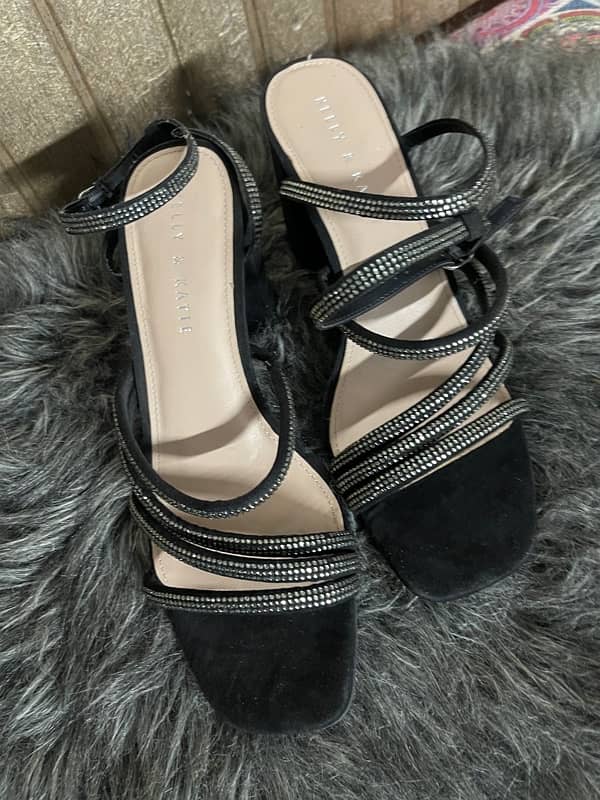 40 size fits to 39 aswel every shoe have different prices 2