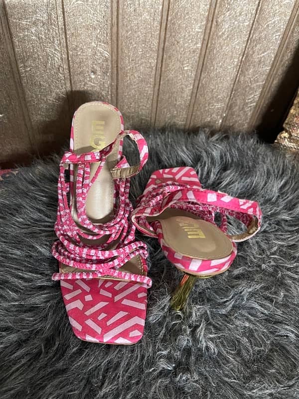 40 size fits to 39 aswel every shoe have different prices 9