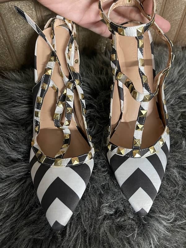40 size fits to 39 aswel every shoe have different prices 11