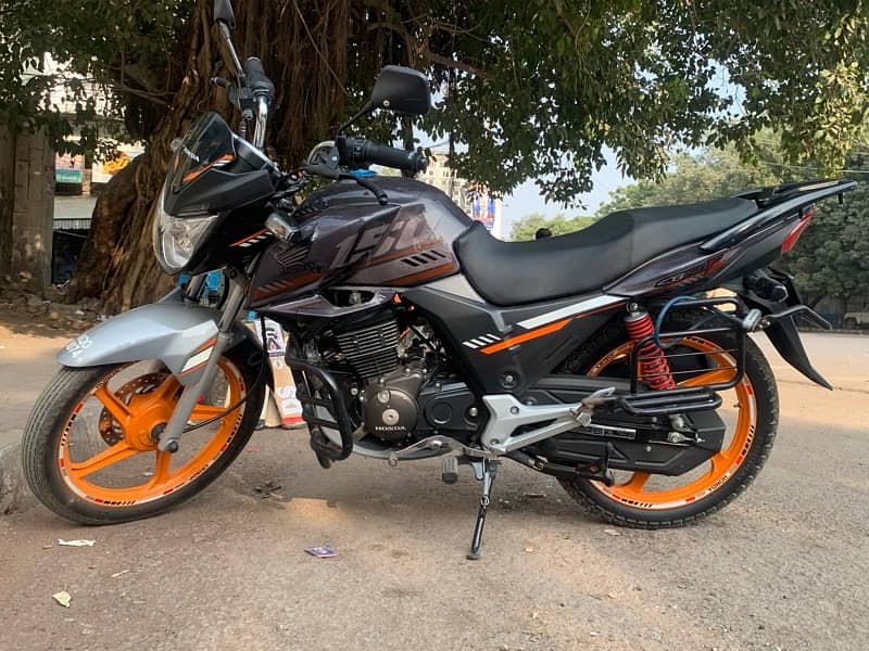 Honda Cb150F like new better than suzuki 150 Gr150 2