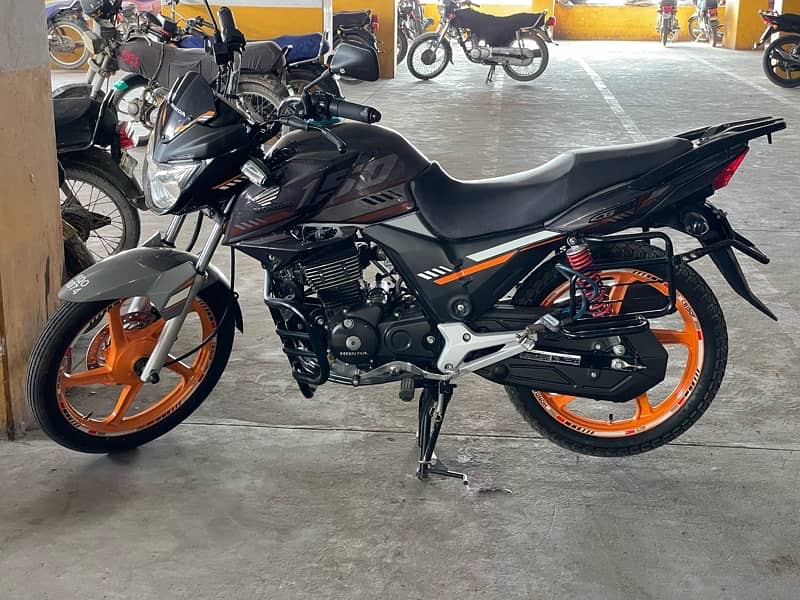 Honda Cb150F like new better than suzuki 150 Gr150 4