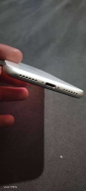 i phone SE 2020 For Sale in 10/10 condition Sim working Battery 85% 3