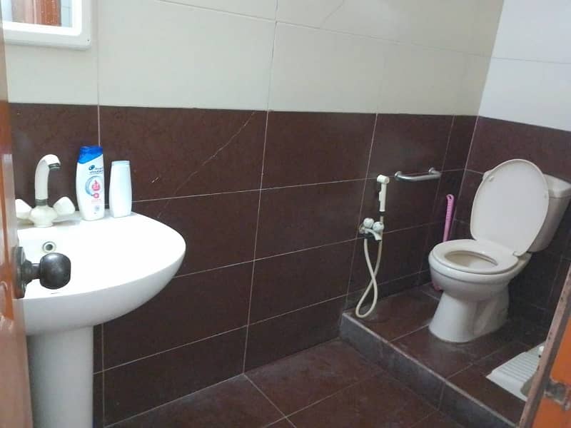 A Spacious 180 Square Yards House In Metrovil Colony - Block 3/1 19