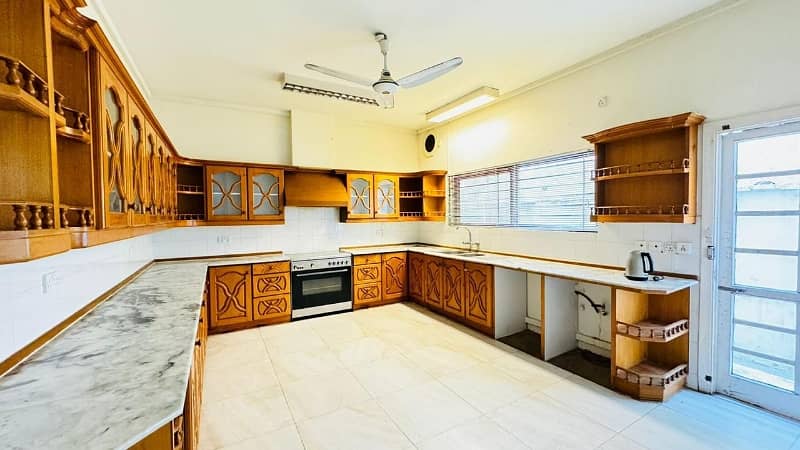 Get In Touch Now To Buy A House In F-7 6