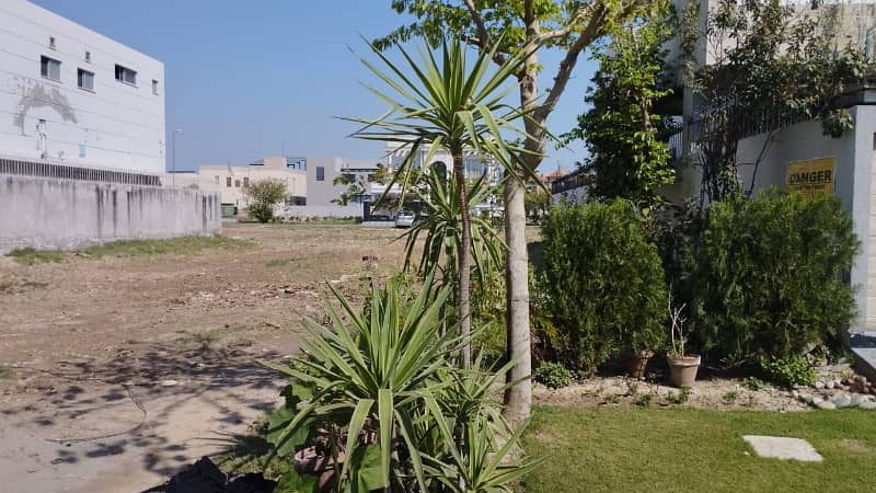 DHA PHASE 7 Y BLOCK NEAR TO MC 1