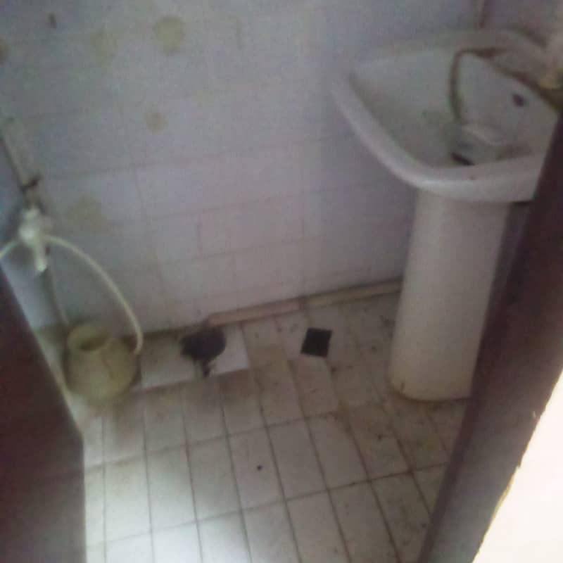 Office Space for Rent Gulshan-e-Iqbal Block 13-A | 4 Rooms | 3rd Floor | 850 Sq. Ft. 1