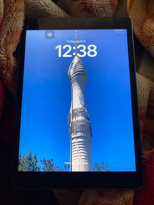 SERIOUSLY SELLING IPAD 9 gen used 99.9% body health 0