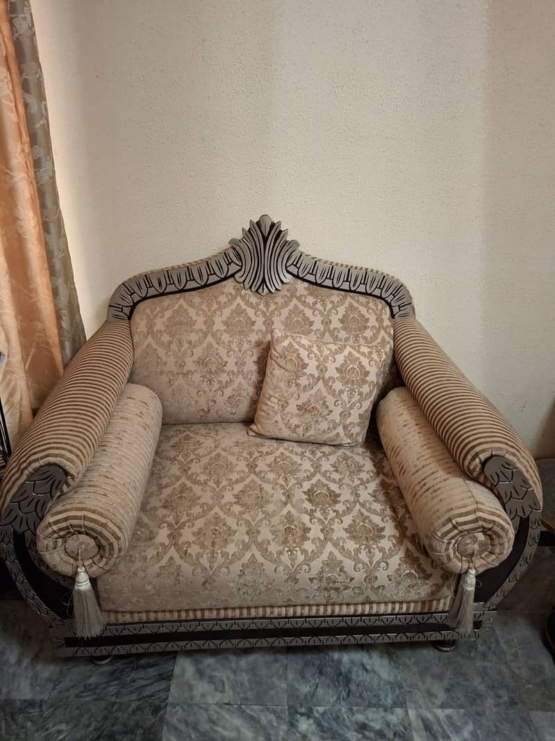Stylish wooden sofa set 3, 2 & 1 seater,  Elegant design good conditio 2