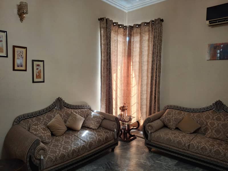 Stylish wooden sofa set 3, 2 & 1 seater,  Elegant design good conditio 3