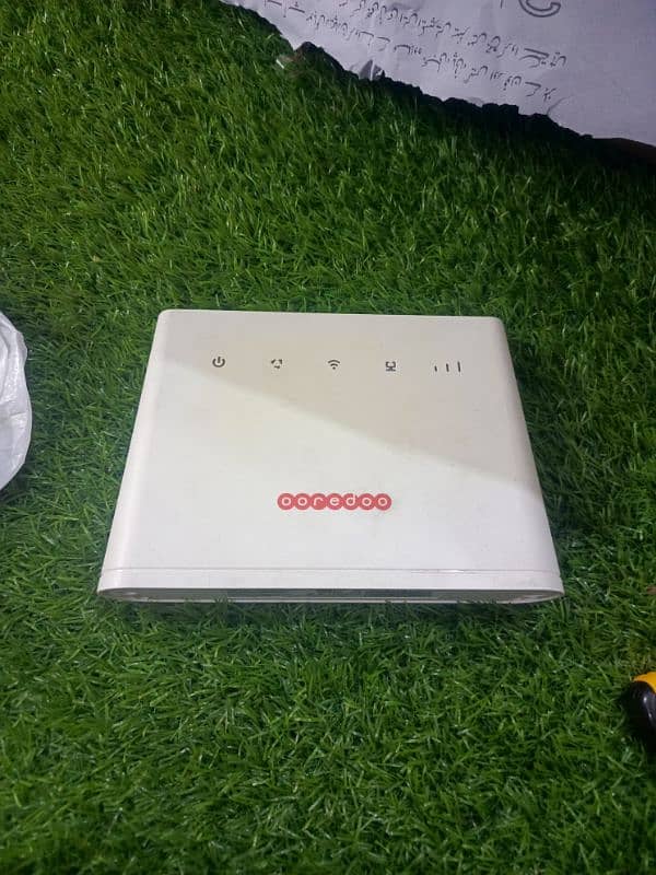 Huawei B310s-927 4G 150Mbps LTE CPE WiFi Router 1