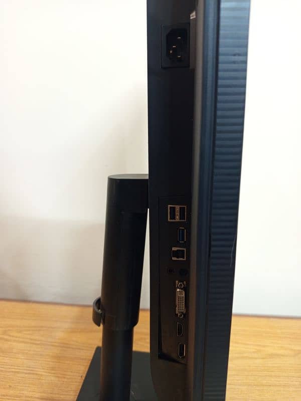 Samsung LCD monitor 24 inches 1