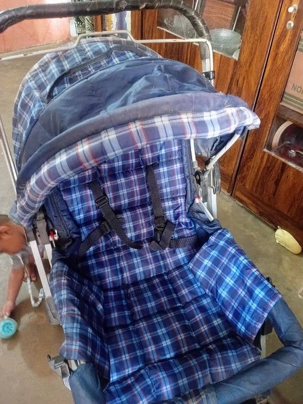 pram in good condition 4