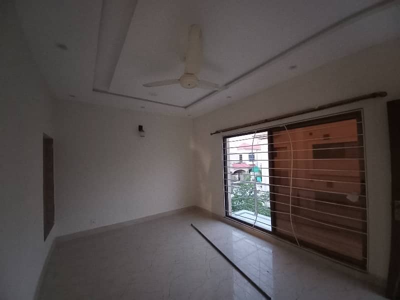 Usman Block Upper Portion For Rent Neat And Clean Fully Renovated Separate Electric Meter Ki Gas Available Reasonable Rent Demand36000/- 9