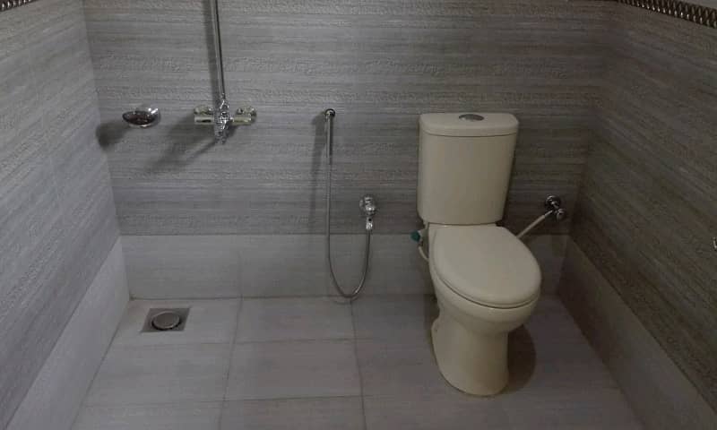 Usman Block Upper Portion For Rent Neat And Clean Fully Renovated Separate Electric Meter Ki Gas Available Reasonable Rent Demand36000/- 19