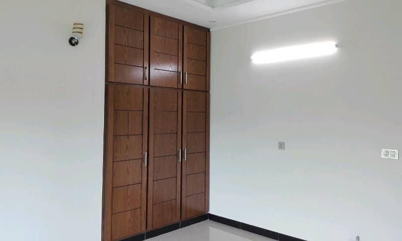 Usman Block Upper Portion For Rent Neat And Clean Fully Renovated Separate Electric Meter Ki Gas Available Reasonable Rent Demand36000/- 25