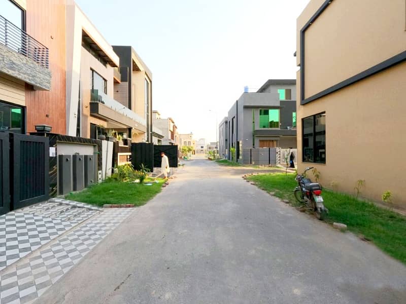 5 Marla Luxury Modern Brand New A Plus Solid Constructed House For Sale And Direct Meeting With Owner In Park View City Lahore. 1