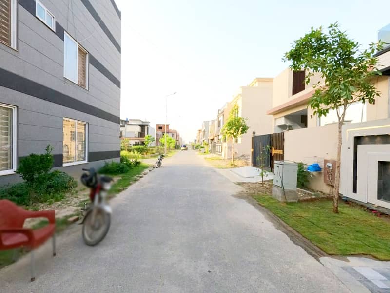 5 Marla Luxury Modern Brand New A Plus Solid Constructed House For Sale And Direct Meeting With Owner In Park View City Lahore. 2