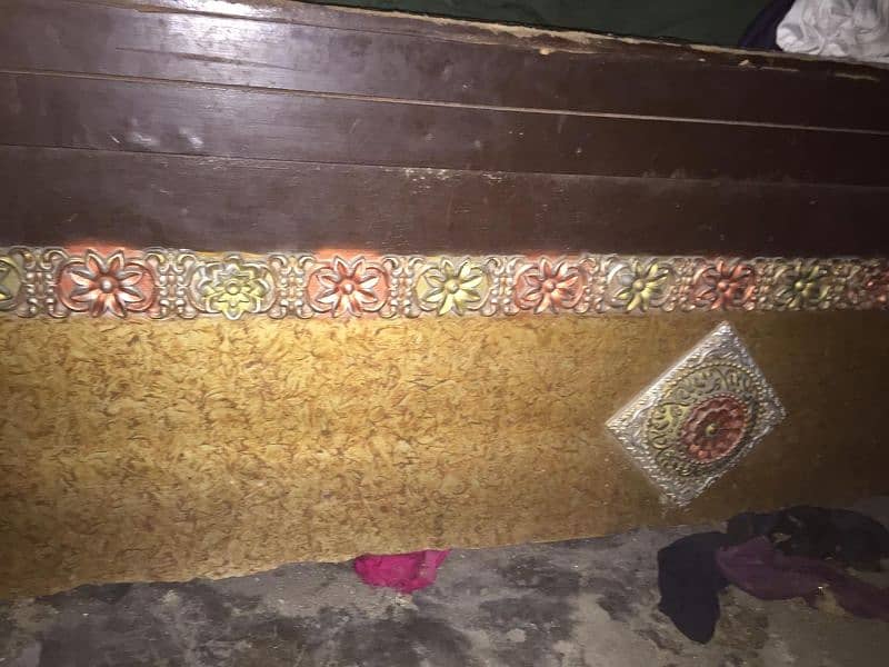 bed sath mattress 10by8 condition exchange possible Kisi b chiez ky 1