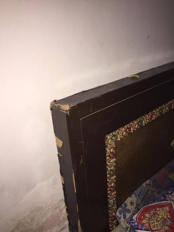bed sath mattress 10by8 condition exchange possible Kisi b chiez ky 2