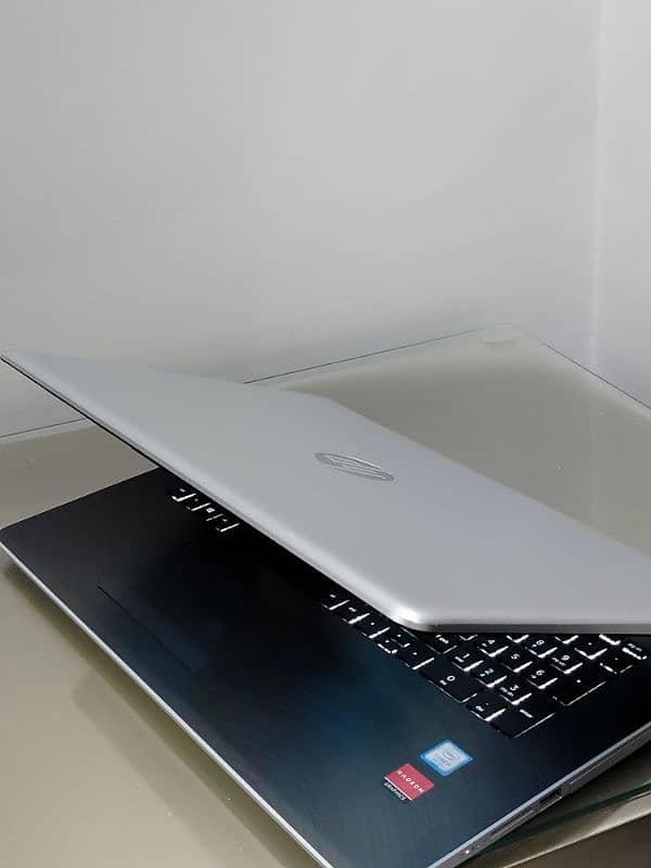 HP laptop core i5 8th gen graphics AMD Radeon R7 M340 1