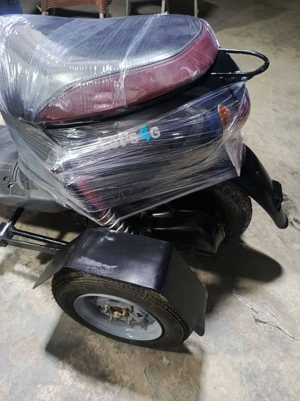 49cc suzuki scooties available contact at mobile# 03004142432 1