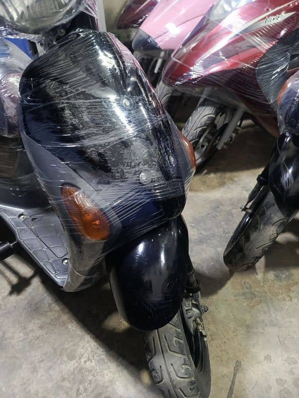 49cc suzuki scooties available contact at mobile# 03004142432 2